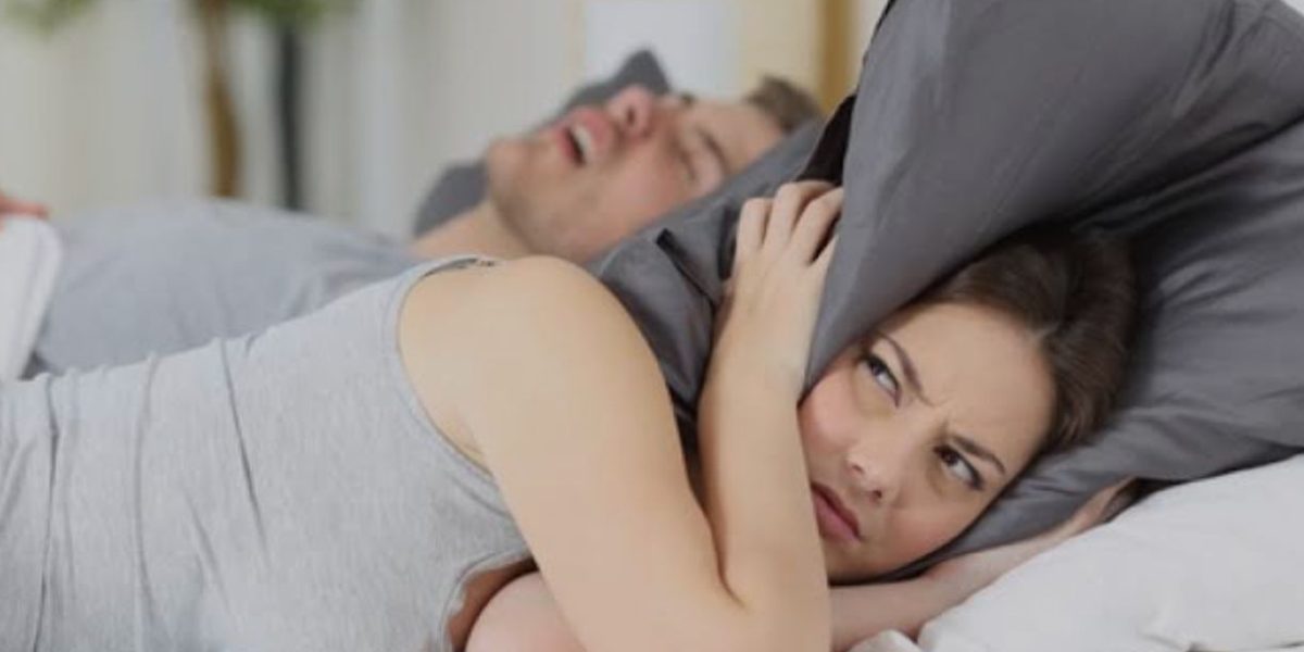 Pessoa usando CPAP durante o sono para tratar apneia